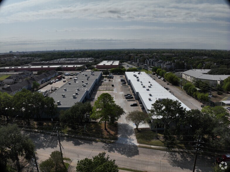11381 Meadowglen Ln, Houston, TX à louer - Communauté Matterport - Image 2 de 16