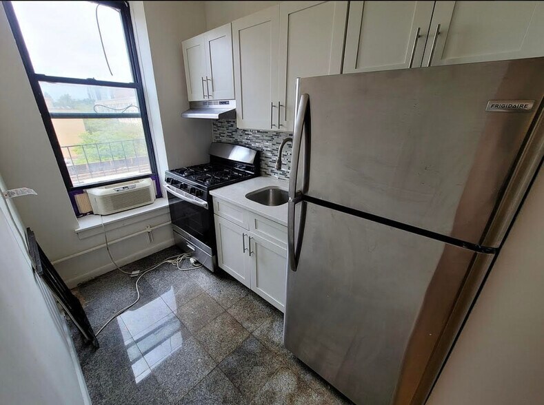 100 E 123rd St, New York, NY à vendre - Photo du bâtiment - Image 2 de 12