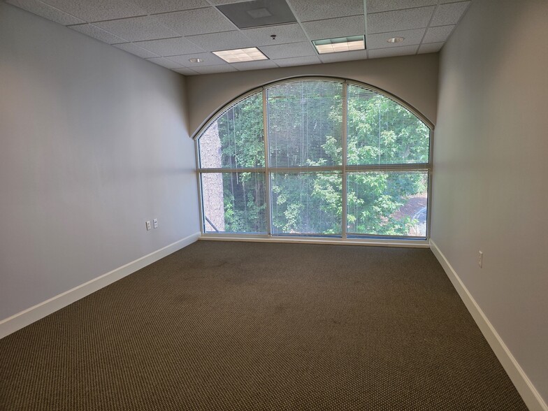 27 Towne Dr, Bluffton, SC for lease - Building Photo - Image 2 of 13