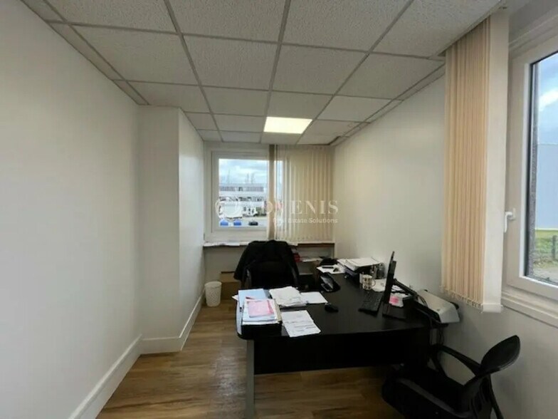 Office in Trappes for lease - Building Photo - Image 2 of 8