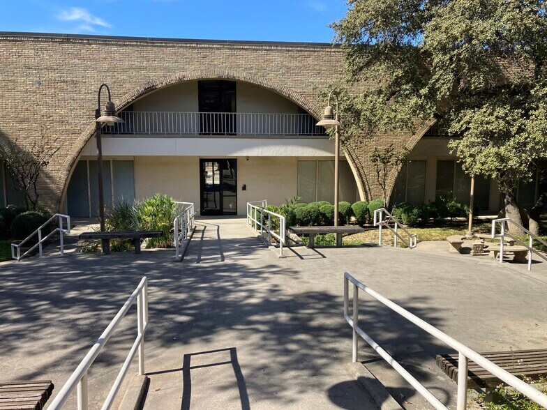 2670 & 2660 E Lamar Blvd portefeuille de 2 propriétés à vendre sur LoopNet.ca - Photo du bâtiment - Image 2 de 4