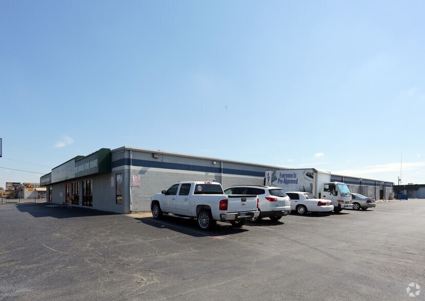 3427-3433 W Kingsley Rd, Garland, TX à louer - Photo du bâtiment - Image 2 de 5