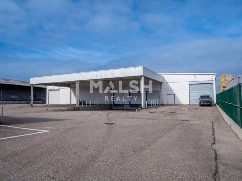 Flex in Vénissieux for lease - Building Photo - Image 1 of 9