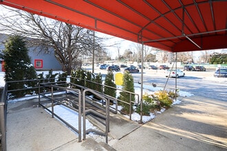 40 Railroad Ave, Glen Head, NY à louer Photo du bâtiment- Image 1 de 10