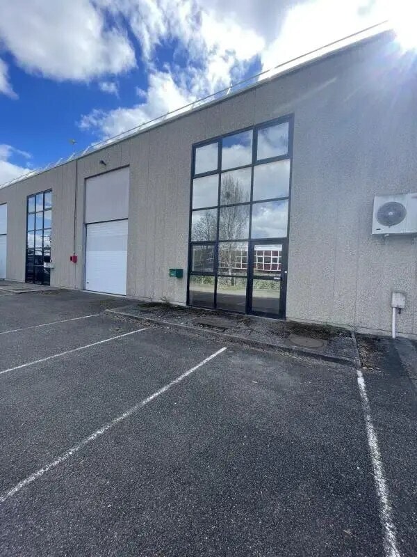 Flex in Coignières for lease Primary Photo- Image 1 of 2