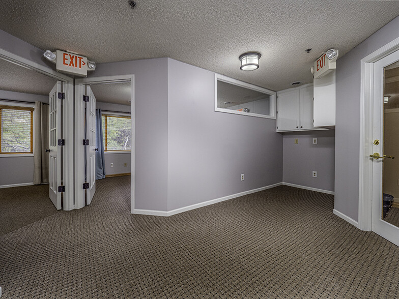 3165 Fernbrook Ln N, Plymouth, MN à louer - Photo du bâtiment - Image 2 de 16