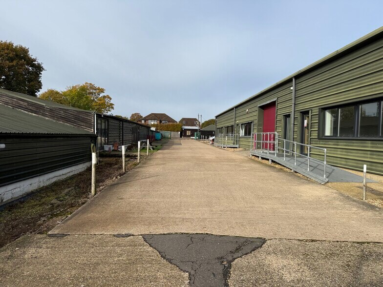 Units 2 & 4 Billingshurst Rd, Coolham à louer - Photo du voisinage - Image 2 de 8