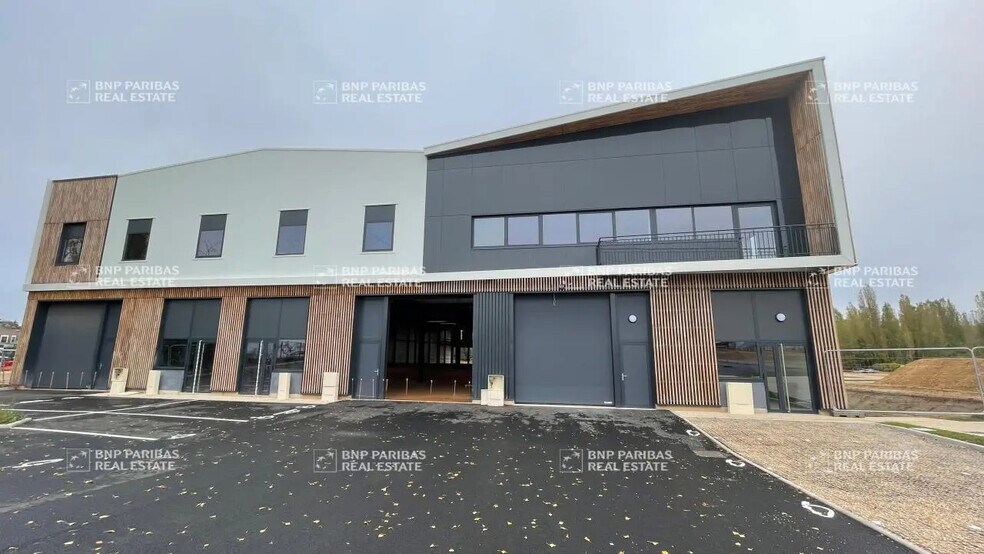 Flex in Plaisir for sale - Building Photo - Image 1 of 6