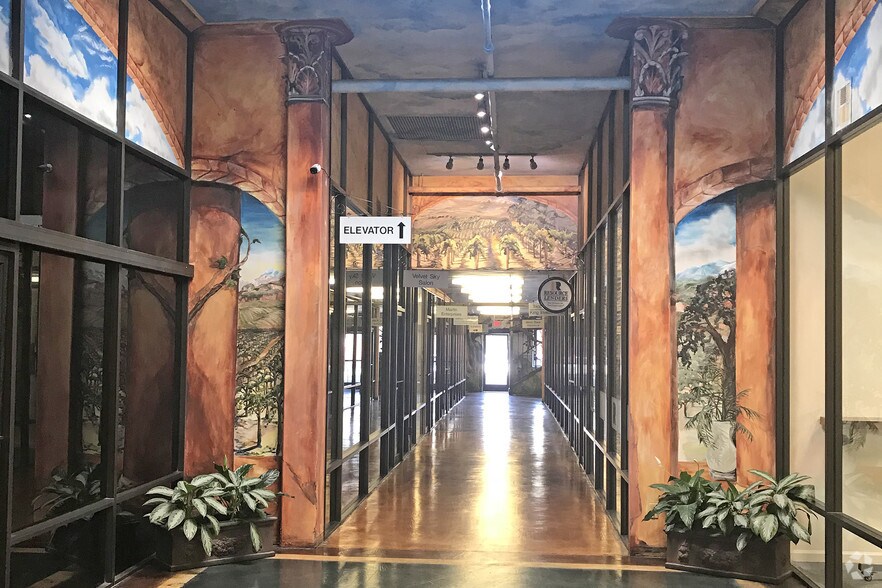 208-210 W Main St, Visalia, CA à louer - Photo intérieure - Image 2 de 3