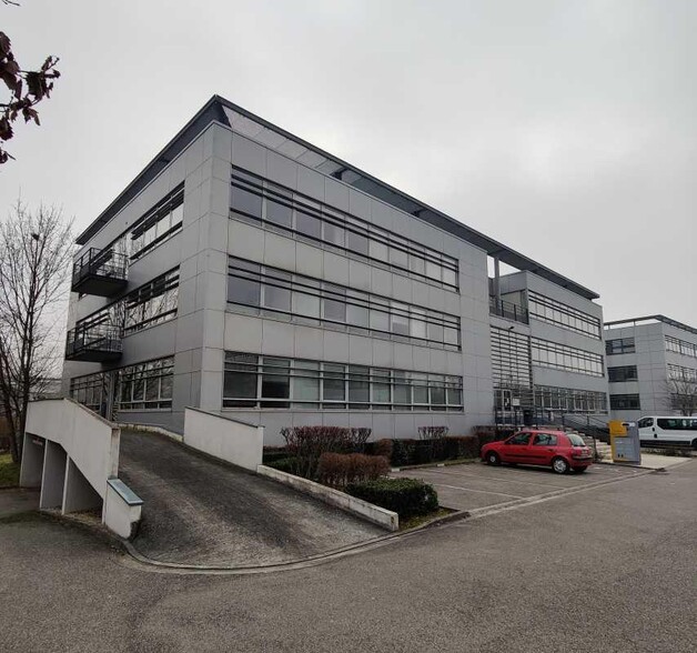 Office in Saint-Priest for lease - Building Photo - Image 2 of 11