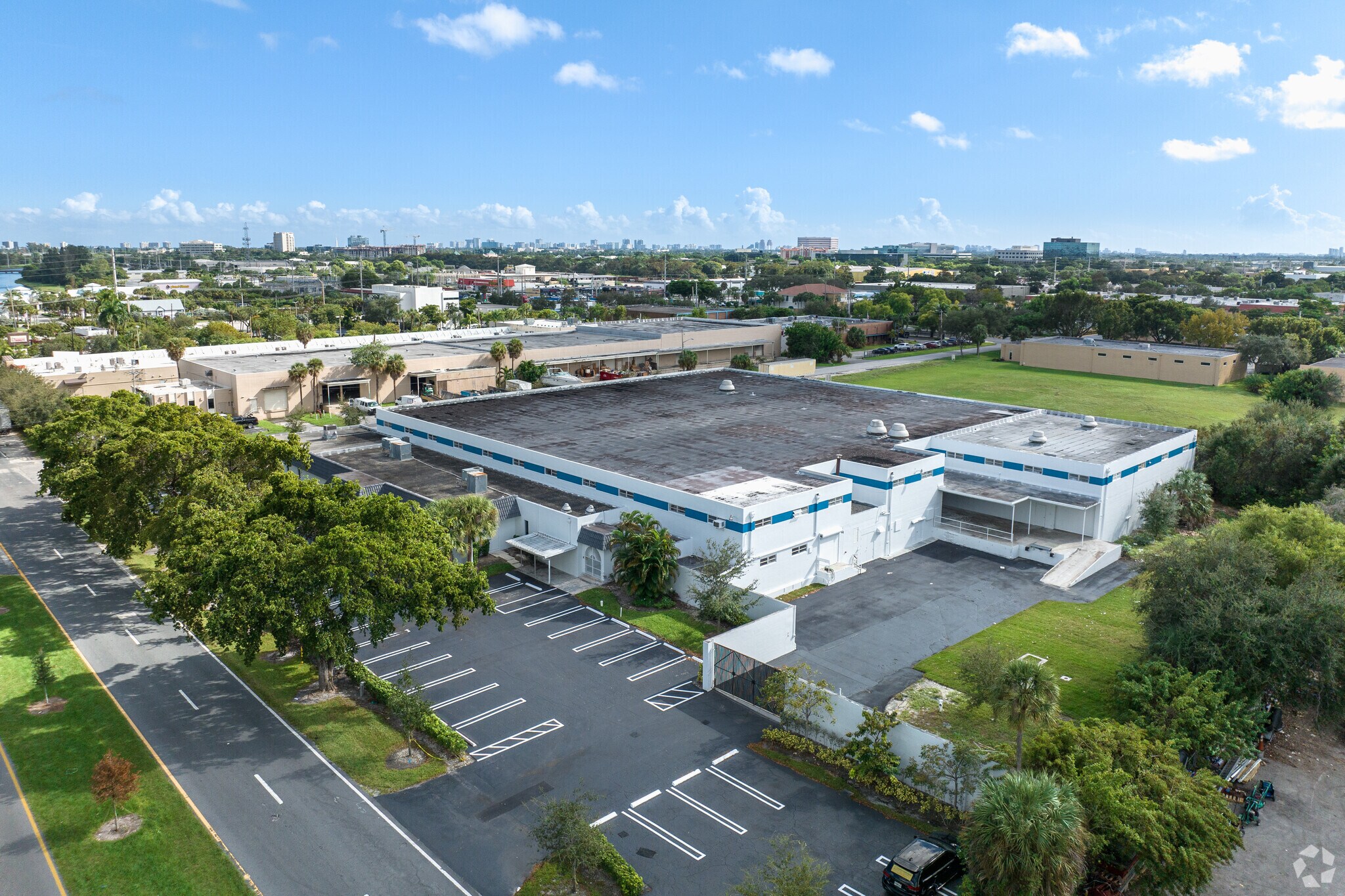 2700 Gateway Dr, Pompano Beach, FL à louer Aérien- Image 1 de 8