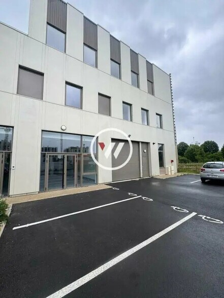Local d'activités dans Tremblay-en-France à vendre - Photo du bâtiment - Image 1 de 2