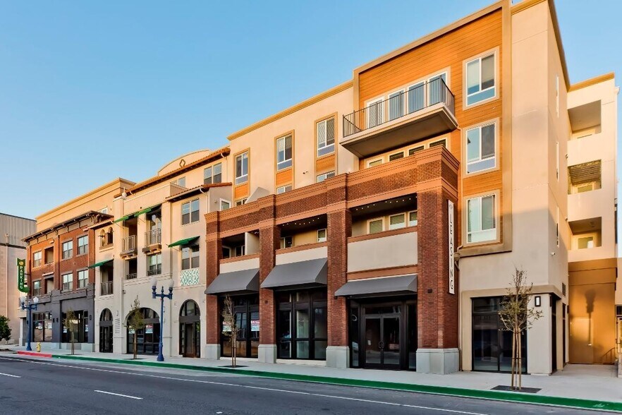 626 N Azusa Ave, Azusa, CA à louer - Photo du bâtiment - Image 2 de 8