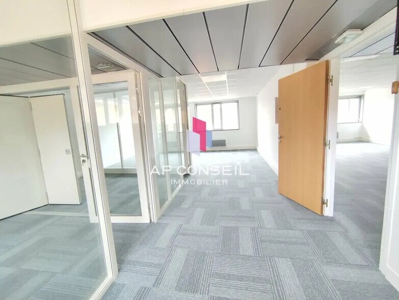 Office in Voisins-le-Bretonneux for lease - Interior Photo - Image 2 of 6