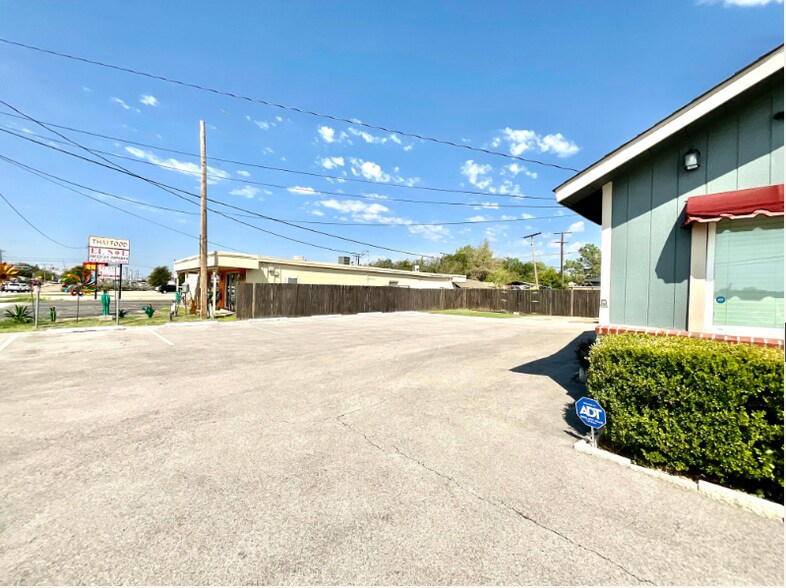 5617 Watauga Rd, Watauga, TX à vendre - Photo du bâtiment - Image 3 de 25