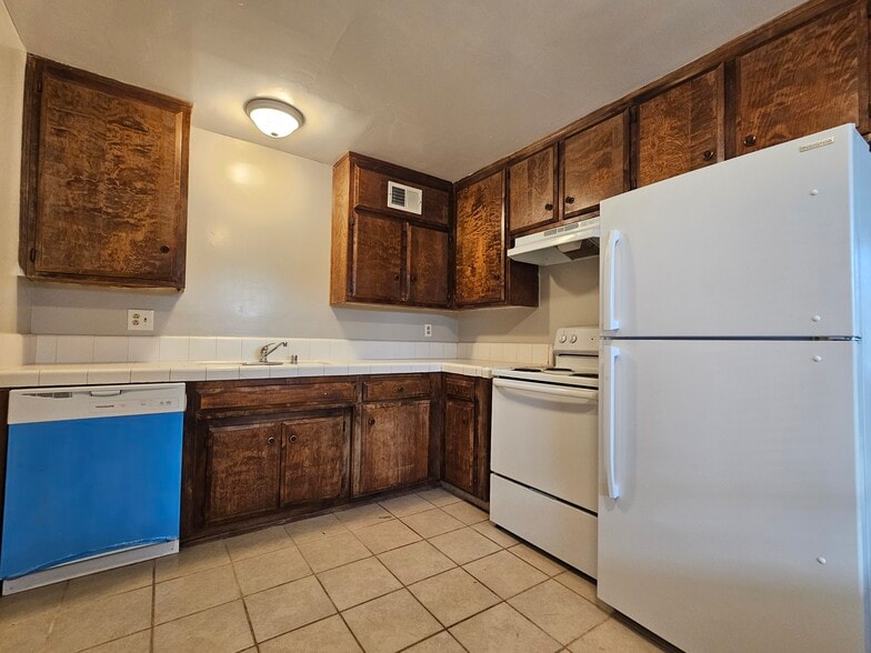 2711 Hollyhock Ln, Bakersfield, CA for sale - Interior Photo - Image 3 of 6