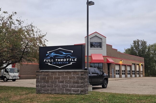 More details for 1305 Crystal Ln, Chaska, MN - Retail for Sale