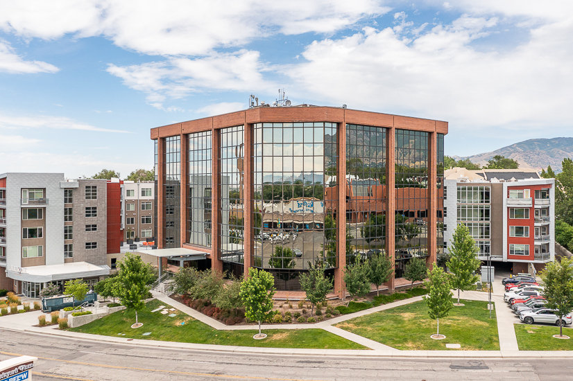 1245 E Brickyard Rd, Salt Lake City, UT à louer - Photo du bâtiment - Image 1 de 8