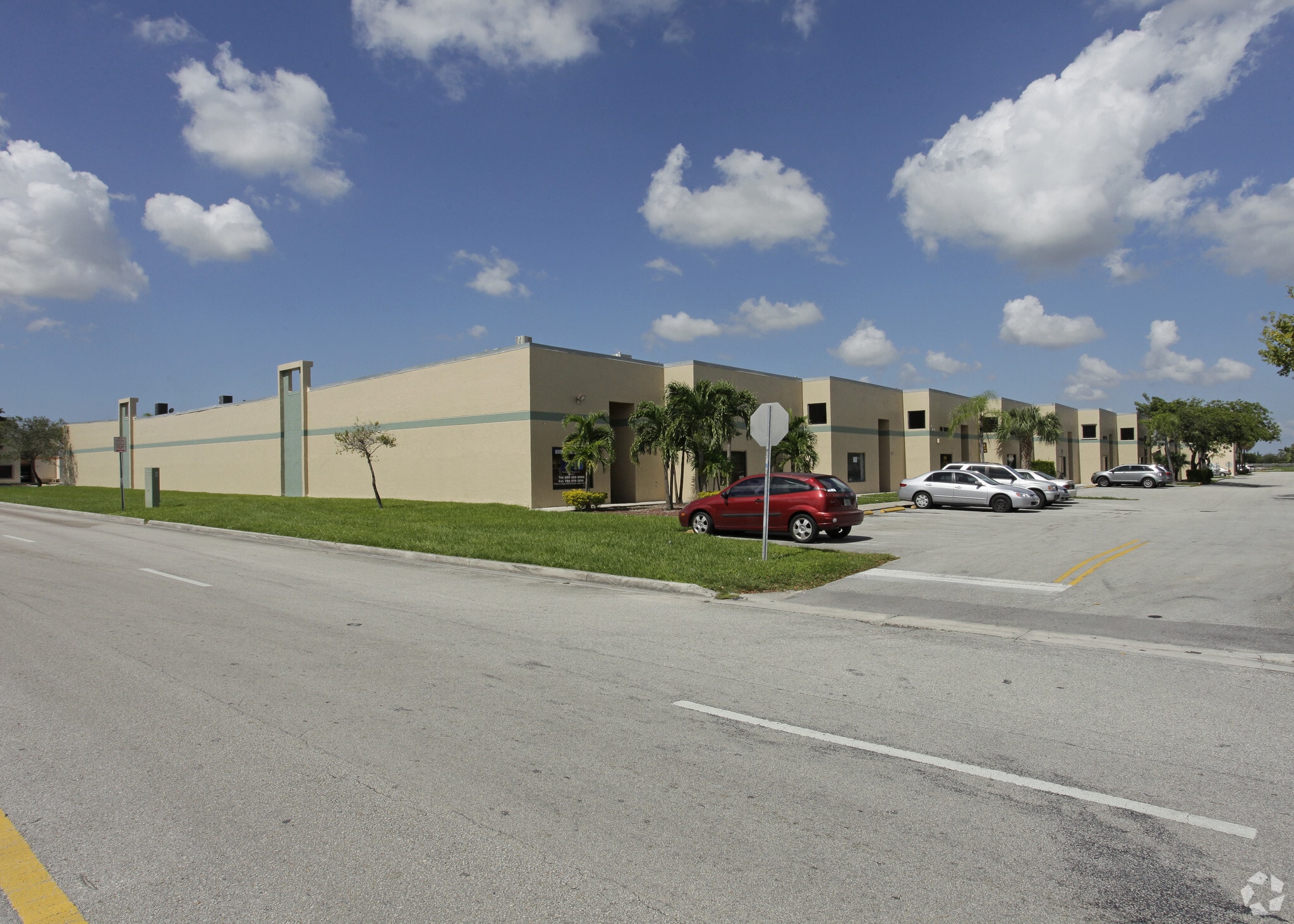 12900-12990 SW 122nd Ave, Miami, FL à louer Photo principale- Image 1 de 14