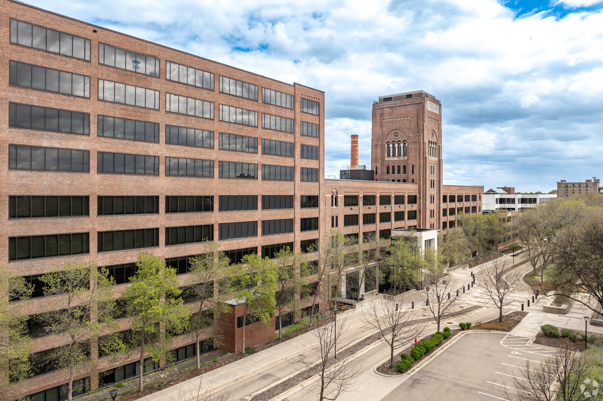 2701-2707 Wells Fargo Pky, Minneapolis, MN for lease Primary Photo- Image 1 of 10
