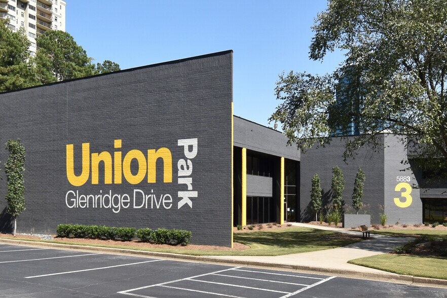 5883 Glenridge Dr NE, Atlanta, GA à louer - Photo du bâtiment - Image 2 de 16