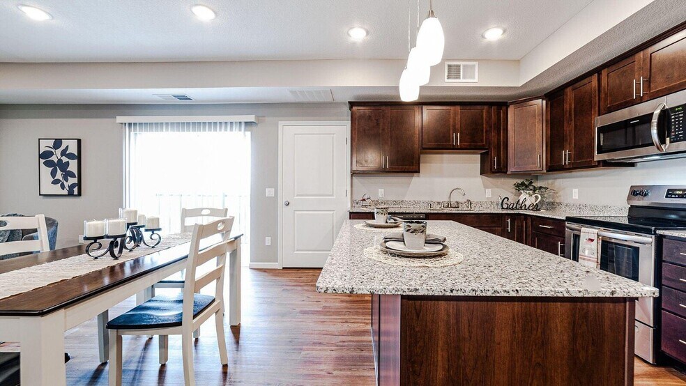 1081 SW Fourth St, Forest Lake, MN à louer - Photo du bâtiment - Image 3 de 41