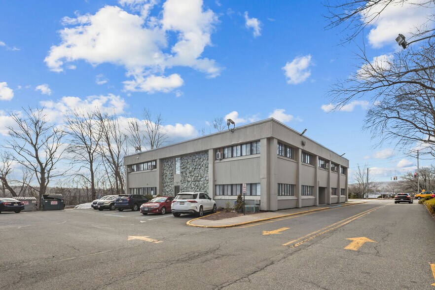 29 N Airmont Rd, Suffern, NY à louer - Photo du bâtiment - Image 2 de 11