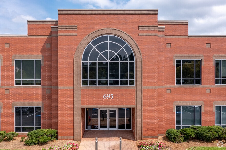 695 Mansell Rd, Roswell, GA for lease - Building Photo - Image 1 of 35