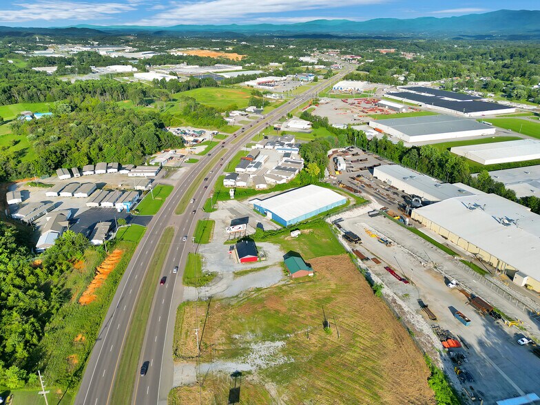 310 E Andrew Johnson Hwy, Greeneville, TN à louer - Photo du bâtiment - Image 3 de 17