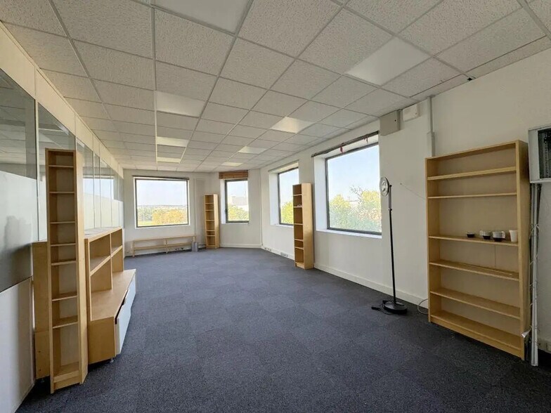 Bureau dans Poissy à louer - Photo du bâtiment - Image 3 de 13