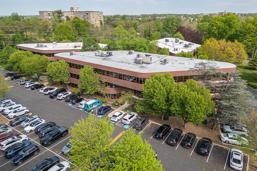 919 Conestoga Rd, Bryn Mawr, PA à louer - Photo du bâtiment - Image 1 de 8