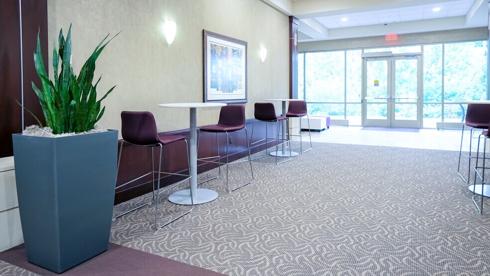 860 Blue Gentian Rd, Eagan, MN à louer - Photo intérieure - Image 2 de 36