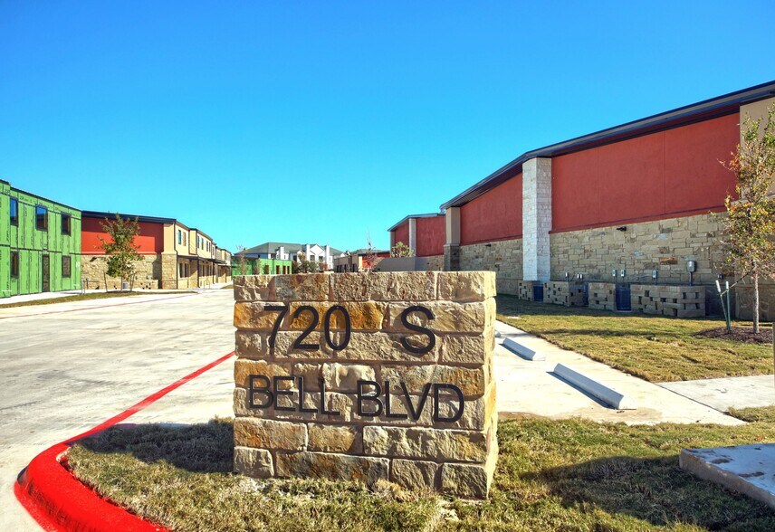 720 S Bell Blvd, Cedar Park, TX à louer - Photo du bâtiment - Image 2 de 11