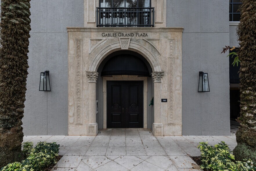 353-383 Aragon Ave, Coral Gables, FL à louer - Photo du bâtiment - Image 2 de 89