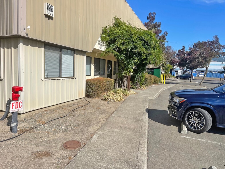 2975 Dutton Ave, Santa Rosa, CA à louer - Photo du bâtiment - Image 3 de 4