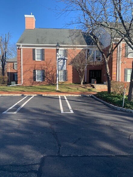 9 Auer Ct, East Brunswick, NJ à louer - Photo du bâtiment - Image 1 de 8