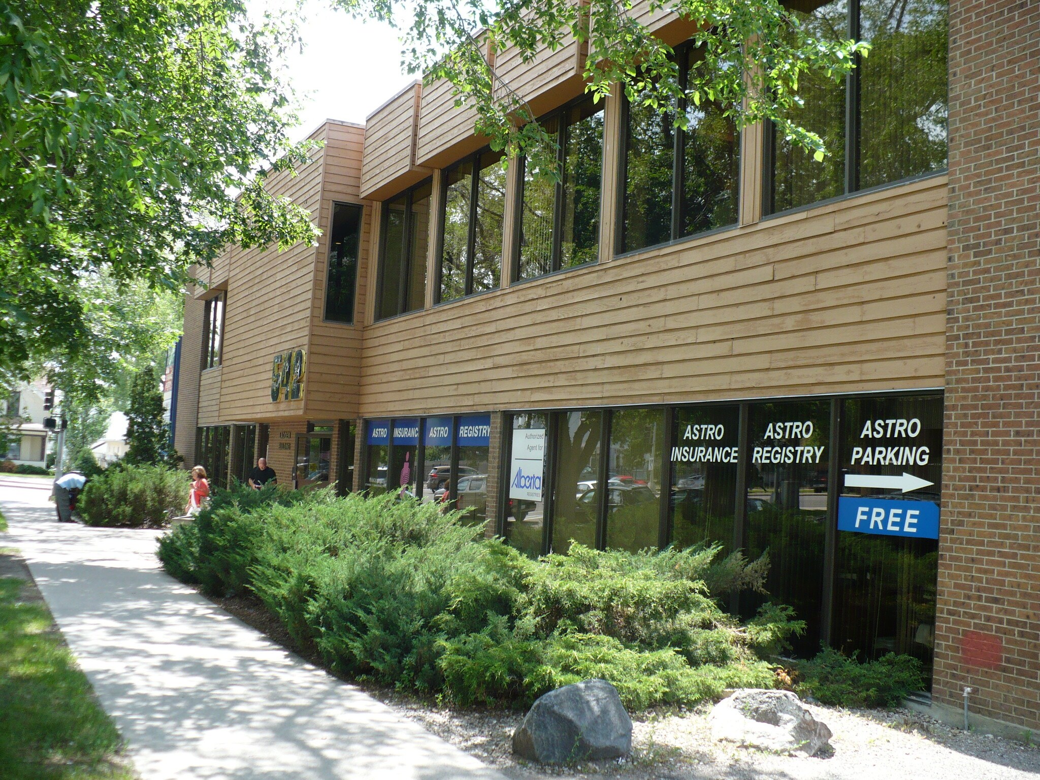 542 7th St S, Lethbridge, AB for sale Primary Photo- Image 1 of 1