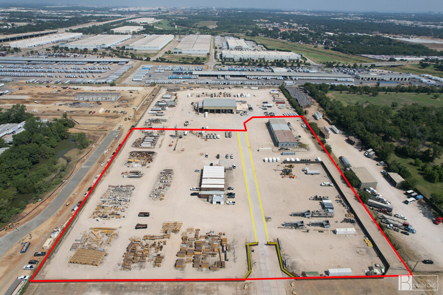 502 W Oakdale Rd, Grand Prairie, TX for lease - Building Photo - Image 2 of 13