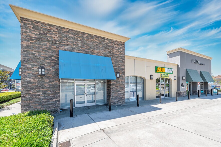 100-136 W Foothill Blvd, Azusa, CA à louer - Photo du bâtiment - Image 3 de 14