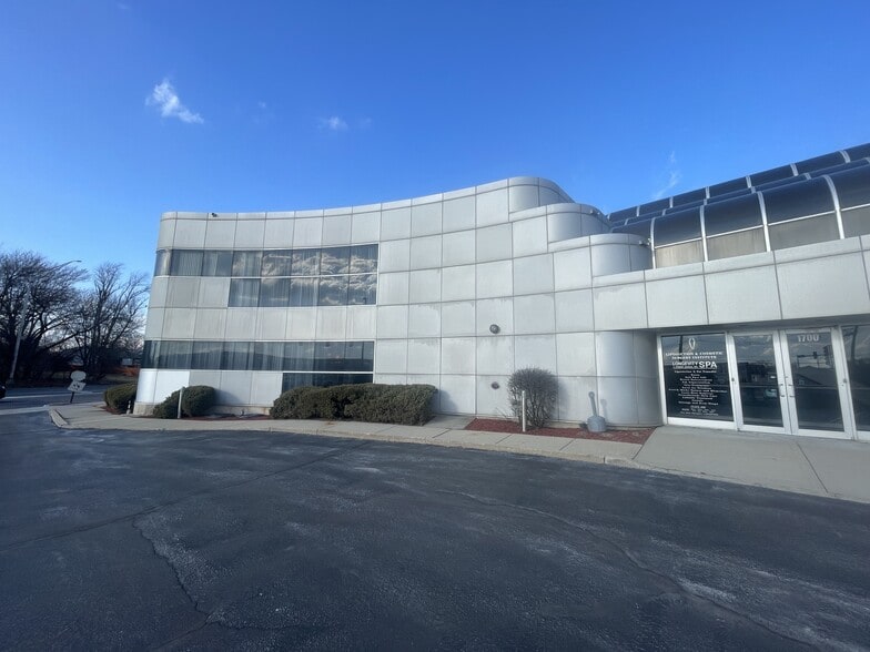 1700 W Central Rd, Arlington Heights, IL for lease - Building Photo - Image 2 of 12