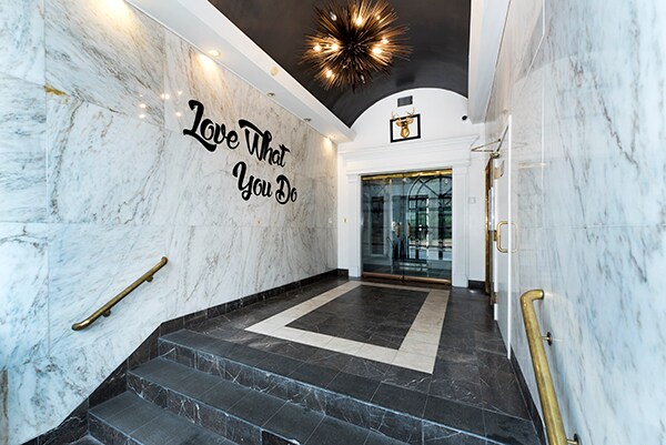 50 Glen St, Glen Cove, NY à louer - Hall d’entrée - Image 3 de 21