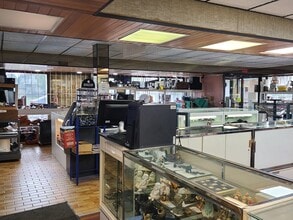 10852 97th St NW, Edmonton, AB à vendre Photo intérieure- Image 2 de 5