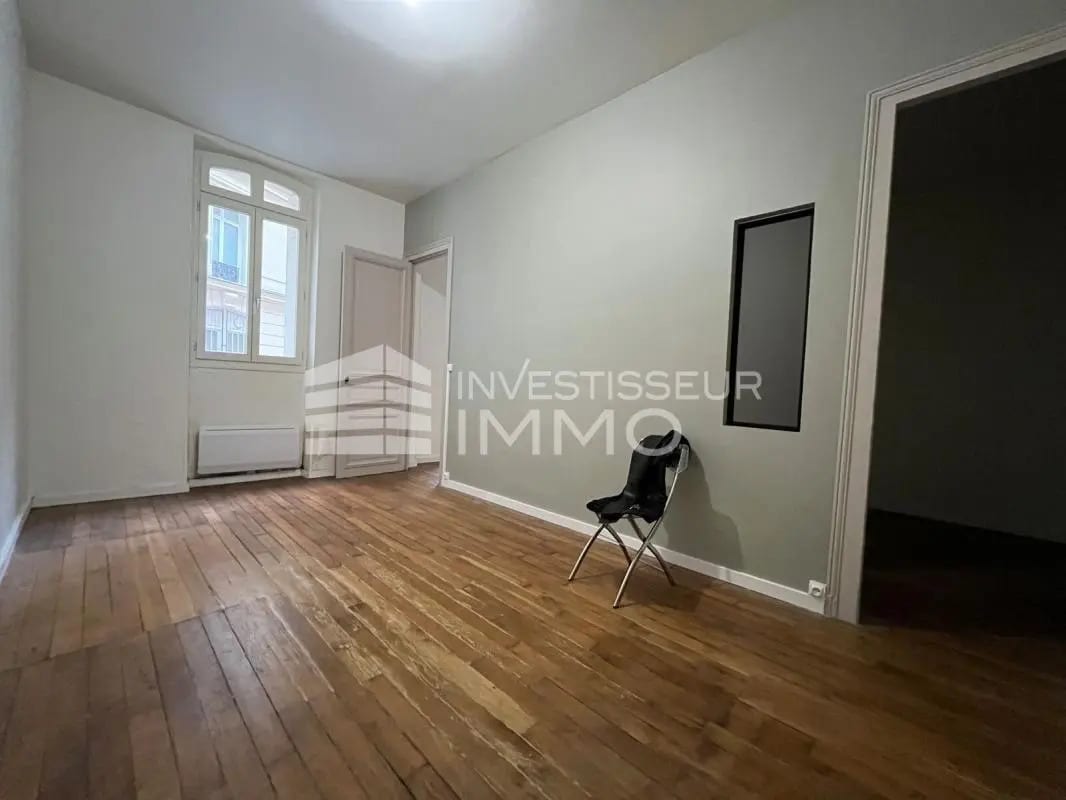 Retail in Paris for lease Building Photo- Image 1 of 11