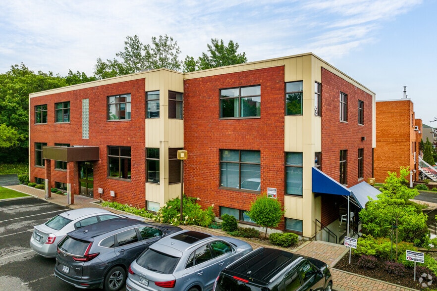 2160 Ch Du Tremblay, Longueuil, QC à louer - Photo principale - Image 1 de 8