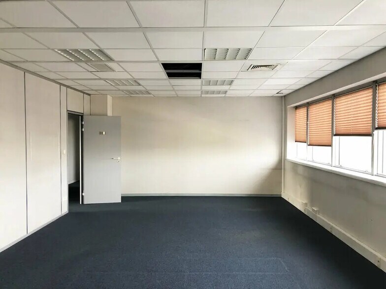 Office in Bordeaux for lease - Interior Photo - Image 2 of 15