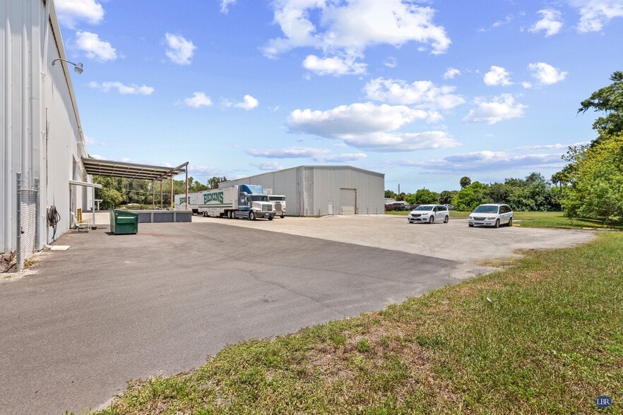 324 Clearlake Rd, Cocoa, FL à louer - Photo du bâtiment - Image 3 de 9