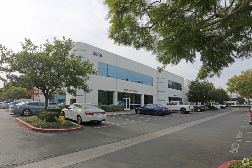 3506 Lake Center Dr, Santa Ana, CA à louer - Photo du bâtiment - Image 3 de 5