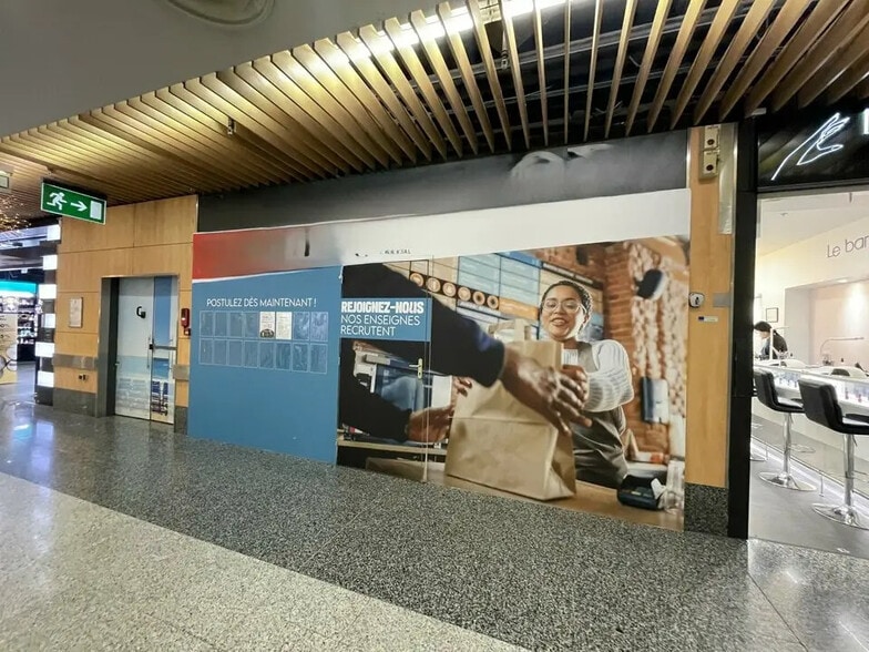 Retail in Nice for lease - Interior Photo - Image 2 of 3