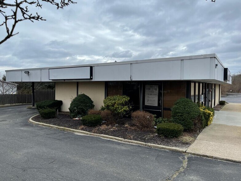 1600 Montauk Hwy, Mastic, NY à louer - Photo du bâtiment - Image 3 de 7