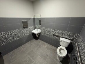 1311 W Parkwood Ave, Friendswood, TX for lease Interior Photo- Image 2 of 28